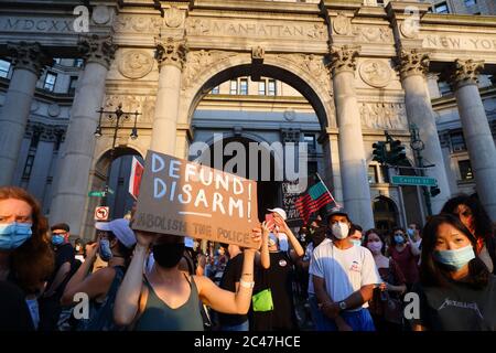 New York, New York. 23 giugno 2020. Persone con cartelli all'esterno dell'edificio comunale presso il municipio, 'Defund Disarm! Abolire la polizia». Attivisti con voci di attivisti e leader della comunità (VOCAL NY) E gli alleati fanno un’occupazione nel municipio prima della scadenza del budget del 1° luglio per esercitare pressioni sul sindaco e sul consiglio comunale affinché definanziino il NYPD di almeno 1 miliardo di dollari dal loro budget annuale di 6 miliardi di dollari per reinvestire in alloggi, assistenza sanitaria, istruzione e servizi sociali. Foto Stock