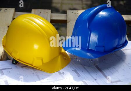 Elmetto protettivo giallo e blu. Dispositivi di protezione individuale. Sicurezza nel cantiere. Foto Stock