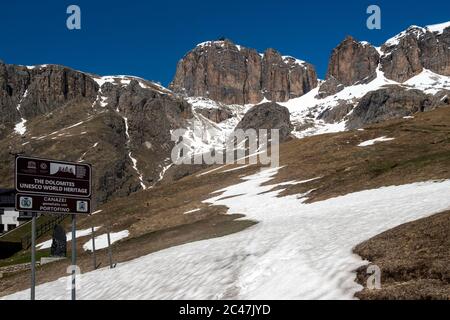 Vista dei Dolimiti dalla funivia di Funivia-Seilbahn Sass Pordoi e piattaforma panoramica, Dolomiti, Canazei, Trentino, Italia Foto Stock