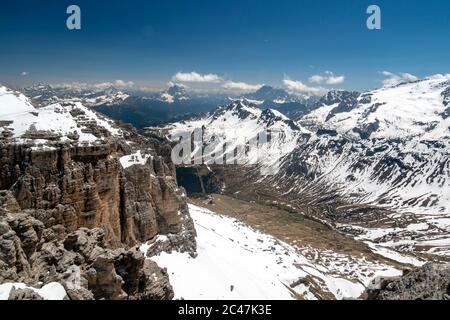 Vista dei Dolimiti dalla funivia di Funivia-Seilbahn Sass Pordoi e piattaforma panoramica, Dolomiti, Canazei, Trentino, Italia Foto Stock