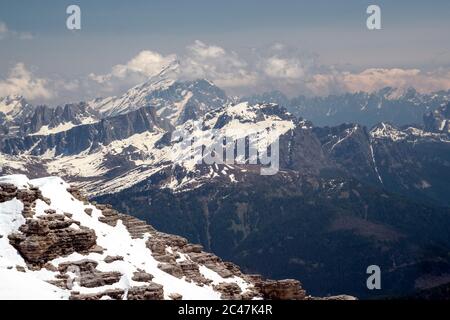 Vista dei Dolimiti dalla funivia di Funivia-Seilbahn Sass Pordoi e piattaforma panoramica, Dolomiti, Canazei, Trentino, Italia Foto Stock