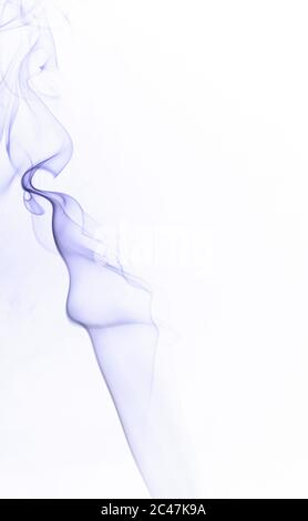 Rotolamenti astratti di un fumo blu isolato su un bianco sfondo Foto Stock