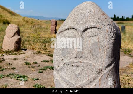 Marcatori tomba nel sito archeologico della torre Burana. Kirghizistan Foto Stock