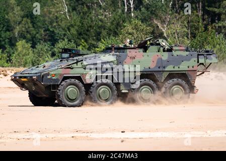 Un Boxer MROV veicolo blindato multirole della Royal Netherlands Army che guida nella sabbia. Foto Stock