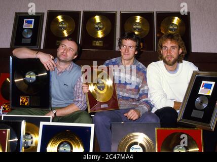 Genesis riceve dischi dorati backstage al NEC Birmingham 26 febbraio 1984. Da sinistra Phil Collins, Tony Banks, Mike Rutherford . Foto Stock