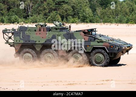 Un Boxer MROV veicolo blindato multirole della Royal Netherlands Army che guida nella sabbia. Foto Stock