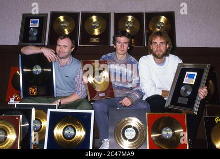 Genesis riceve dischi dorati backstage al NEC Birmingham 26 febbraio 1984. Da sinistra Phil Collins, Tony Banks, Mike Rutherford . Foto Stock