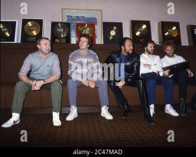 Genesis riceve dischi dorati backstage al NEC Birmingham 26 febbraio 1984. Da sinistra Phil Collins, Tony Banks, Chester Thompson, Mike Rutherford An Foto Stock