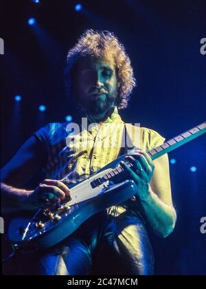 Genesis in concerto presso il NEC Birmingham il 26 febbraio 1984: Mike Rutherford Foto Stock