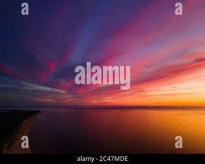 Vista aerea dall'alto e vivace con il sole che tramonta verso destra. Paesaggio mozzafiato Foto Stock