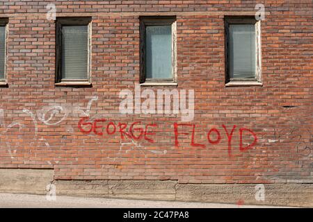 George Floyd spray dipinto di rosso su un vecchio muro di mattoni nel distretto di Munkkisaari di Helsinki, Finlandia Foto Stock