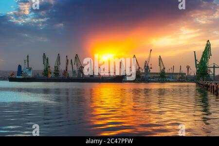 Porto marittimo e gru industriali, Varna, Bulgaria.Sunset vista panoramica sul lago Varna Foto Stock