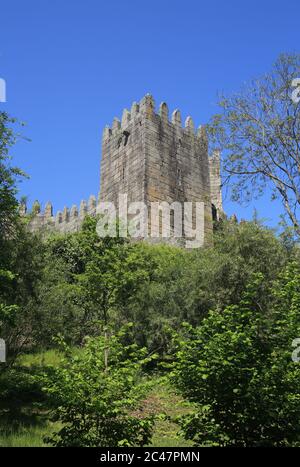 I merli del castello medievale di Guimaraes. Guimaraes, regione di Minho nel Portogallo settentrionale. Sito patrimonio dell'umanità dell'UNESCO. Foto Stock