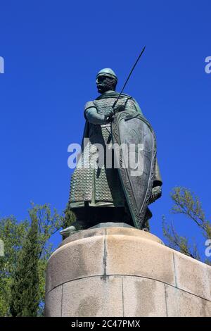 Portogallo, Regione Minho, centro storico Guimaraes, statua in bronzo del primo re del Portogallo, Afonso Henriques. Sito patrimonio dell'umanità dell'UNESCO. Foto Stock