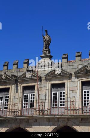 Particolare architettonico della medievale Piazza Oliveira - Largo da Oliveira, nel centro storico di Guimaraes, regione di Minho, Portogallo. Sito UNESCO. Foto Stock