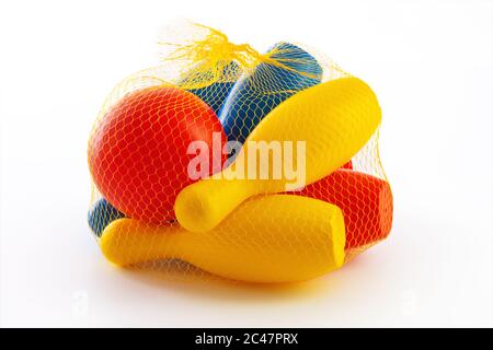 Gioco di bowling. Skittles e giocattoli da palla isolati su sfondo bianco. Foto Stock