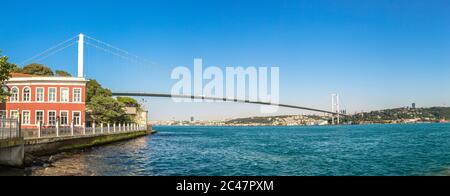 Ponte Bosforo che collega l'Europa e l'Asia a Istanbul, Turchia in una bella giornata estiva Foto Stock