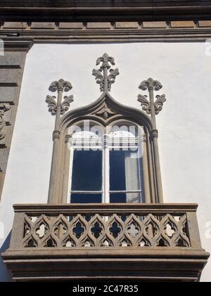 Portogallo, Regione Minho, Viana do Castelo. Manueline ornato - finestra gotica e balcone con lavapavetrini e facciata in pietra nel tardo pomeriggio sole. Foto Stock