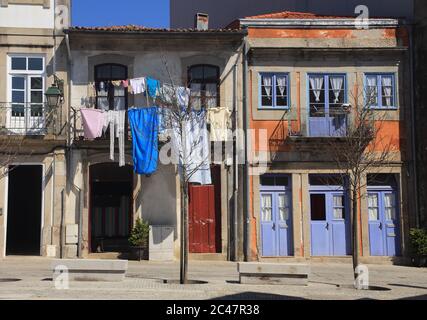 Viana do Castelo, Regione Minho, Portogallo. Facciate tipiche nel centro storico della città. Foto Stock