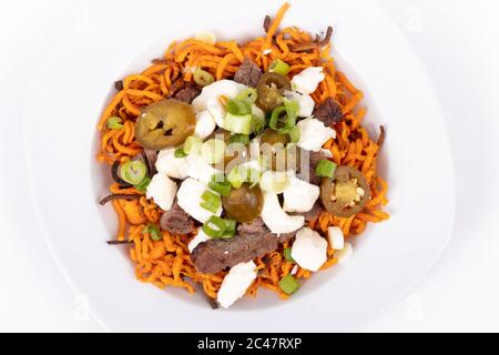 jalapeno di patate dolci e poutine di manzo piatto canadese condito con oignon verde Foto Stock