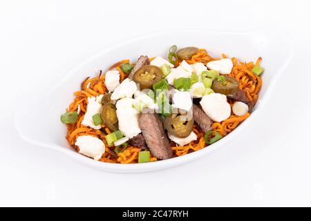 jalapeno di patate dolci e poutine di manzo piatto canadese condito con oignon verde Foto Stock