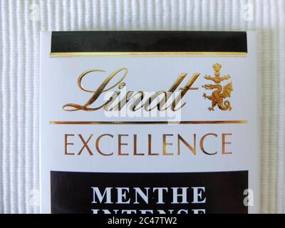 Barretta di cioccolato Lindt, confezione. Lindt è un marchio di cioccolato svizzero di lusso e di qualità. Foto Stock