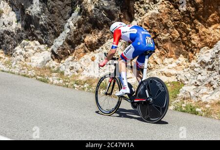 Col du Serre de Tourre, Francia - Luglio 15,2016: Il ciclista olandese Tom Dumoulin del Team Giant-Alpecin che corre durante una fase individuale di prova a tempo in Ard Foto Stock