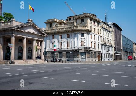 Intorno a mezzogiorno quasi vuota strada nel centro città chiamato 'Largo porta Nuova' durante il blocco a causa dell'epidemia di coronavirus. Foto Stock