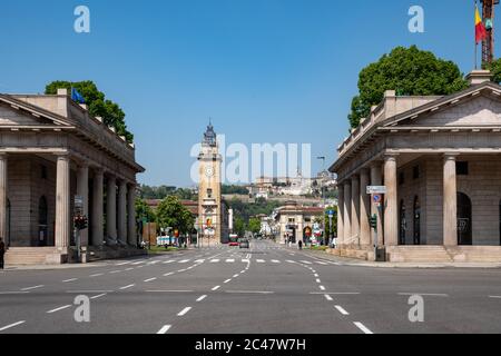 Intorno a mezzogiorno quasi vuota strada nel centro città chiamato 'Largo porta Nuova' durante il blocco a causa dell'epidemia di coronavirus. Foto Stock