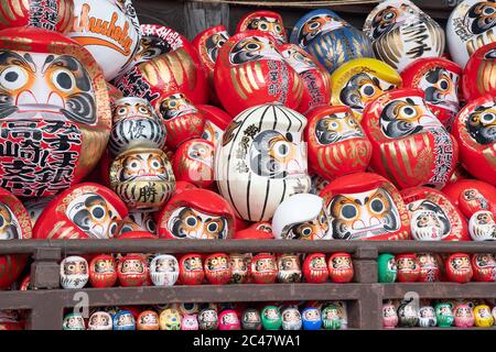 Primo piano sulle bambole Daruma (un fortunato talismano giapponese) al Reifudo del tempio Shōrinzan Daruma-ji. Tempio buddista della scuola Obaku Zen. Gunma Foto Stock