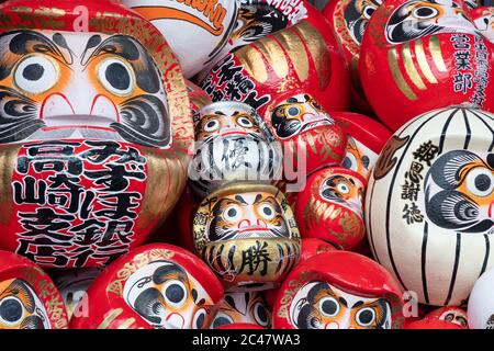 Bambola Daruma giapponese bambole di tradizionale stile su sfondo bianco  Foto stock - Alamy