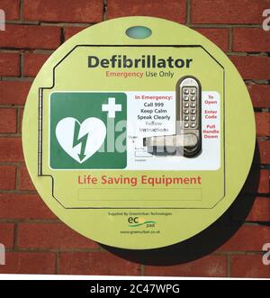 Defibrillatore, uso pubblico, Hunstanton Sailing Club, Norfolk, Inghilterra Foto Stock