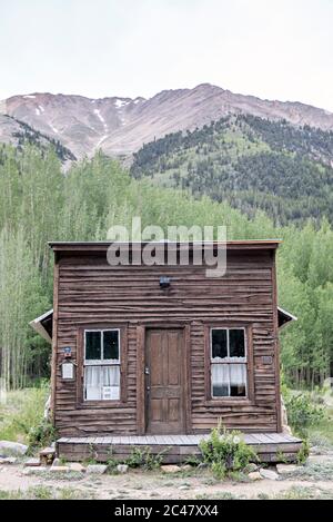 Storica città fantasma mineraria di Winfield, Colorado, casa scolastica nel Colorado Sawatch Range Foto Stock