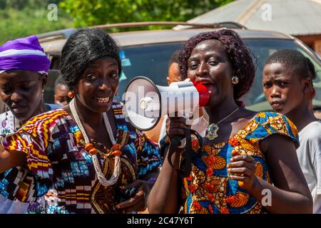 Ballerino di danza africana con musicisti in Kabala, Sierra Leone Foto Stock