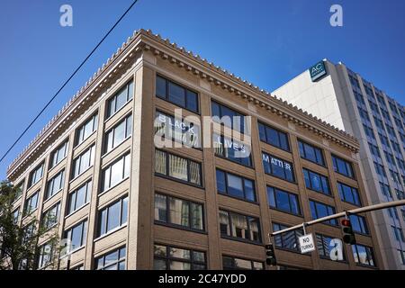 Il segno nero della materia delle vite è visto sulle finestre del Director Building nel centro di Portland, Ore., il Martedì, 23/2020, in mezzo alla protesta BLM in corso. Foto Stock