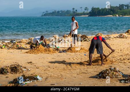 Spiaggia disseminata nella zona rurale occidentale, Sierra Leone Foto Stock