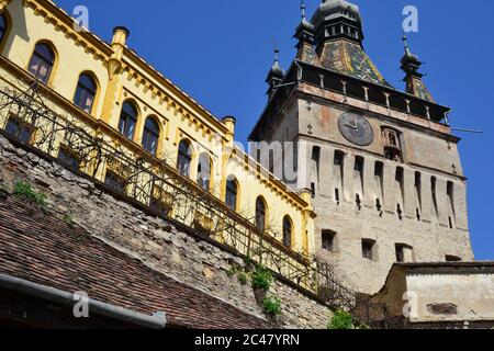 Foto a basso angolo della bellissima Torre dell'Orologio situata a Sighișoara, Romania Foto Stock