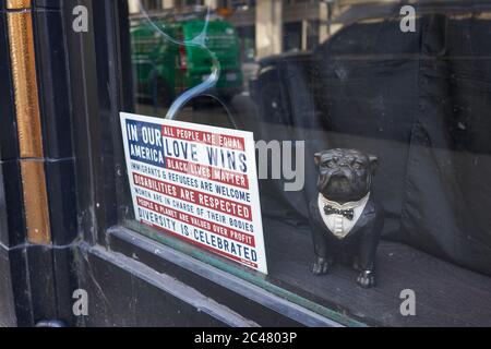 La segnaletica pro-democrazia e Black Lives Matter Movement è visibile in un negozio al dettaglio chiuso nel centro di Portland, Oregon, martedì 23 giugno 2020. Foto Stock