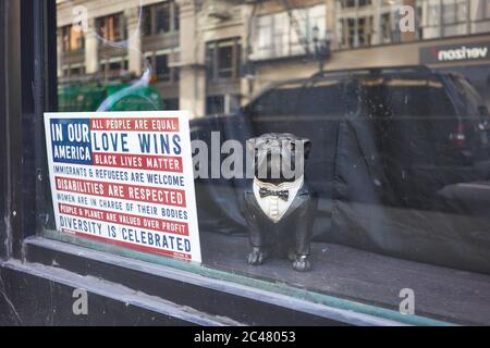 La segnaletica pro-democrazia e Black Lives Matter Movement è visibile in un negozio al dettaglio chiuso nel centro di Portland, Oregon, martedì 23 giugno 2020. Foto Stock