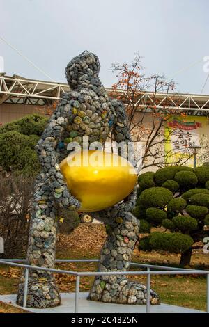 Seoul Corea del sud 18 novembre 2018: Una scultura in pietra che tiene un uovo d'oro nel grande parco per bambini, un complesso di parco a Gwangjin-GU. Foto Stock