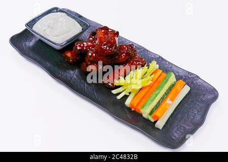 ali di pollo di bufalo con salsa al formaggio blu e verdure croccanti Foto Stock