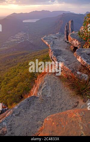 Vista all'alba su Halls Gap dal punto panoramico di Boroka Foto Stock