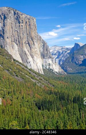 El Capitan e Half Dome che si innalzano sopra la Valle Yosemite Foto Stock