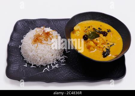 curry di gamberi, gamberi in stile kerala cucinati in salsa di cocco leggermente speziata, serviti con riso Foto Stock