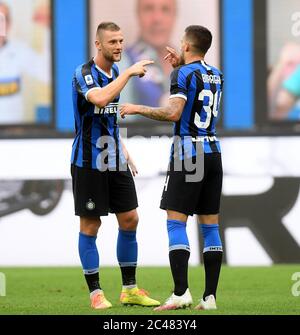 Milano. 25 Giugno 2020. Cristiano Biraghi (R) dell'Inter FC celebra il punteggio con il compagno di squadra durante una partita di calcio tra FC Inter e Sassuolo a Milano, 24 giugno 2020. Credit: Xinhua/Alamy Live News Foto Stock