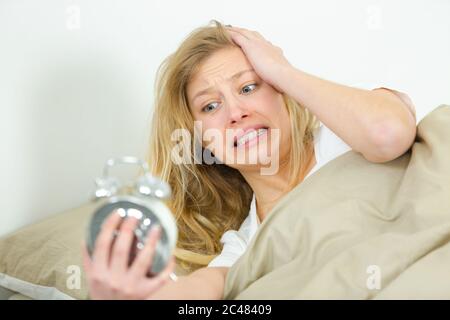 donna di panico che si sveglia tardi di mattina Foto Stock