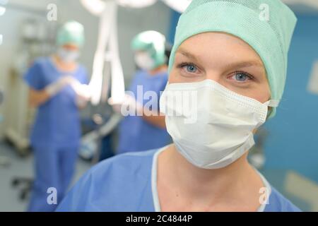 ritratto di chirurgo femminile che indossa una maschera chirurgica in ospedale Foto Stock