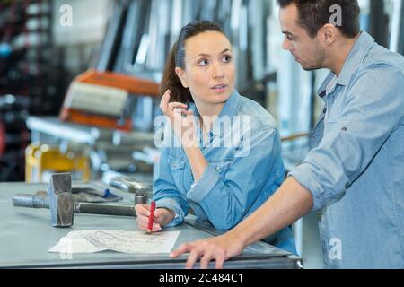 operai di metallo della fabbrica che discutono i programmi Foto Stock