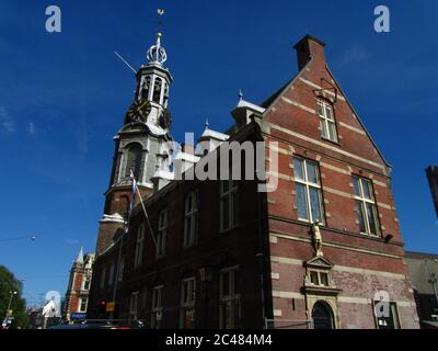 AMSTERDAM, PAESI BASSI - 22 luglio 2012: Edificio in mattoni rossi con una torre e tetto inclinato ad Amsterdam, Paesi Bassi. Foto scattata su un sumo soleggiato Foto Stock