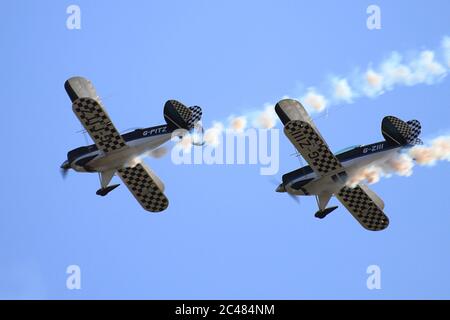 Due Pitti speciali (G-SPITZ e G-ZIII) del team di esposizione Wildcats Aerobatics, durante la loro esposizione al RAF Leuchars Airshow nel 2012. Foto Stock